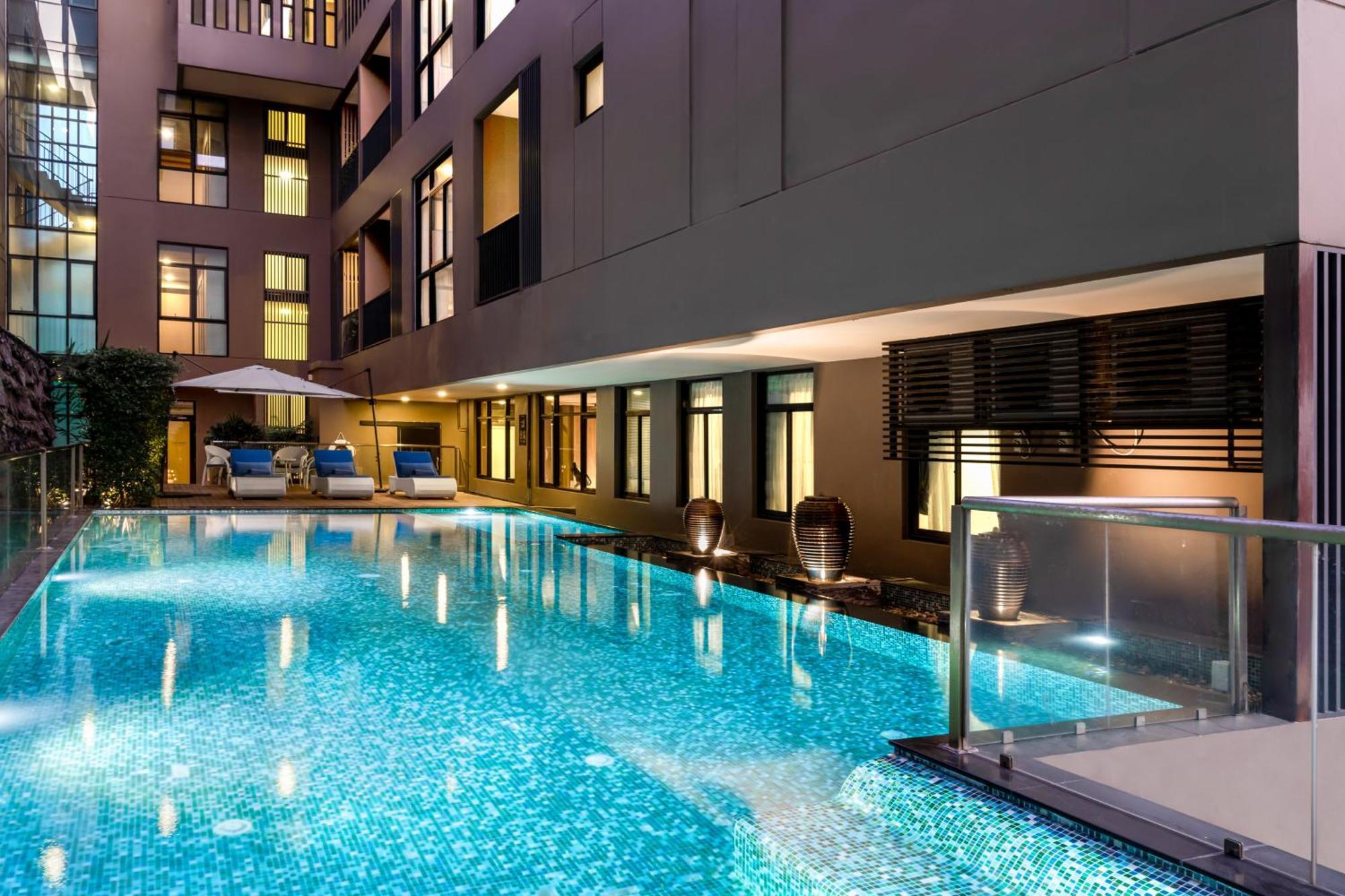 Metropolis Suites Bangkok, Tapestry Collection By Hilton Banguecoque Exterior foto